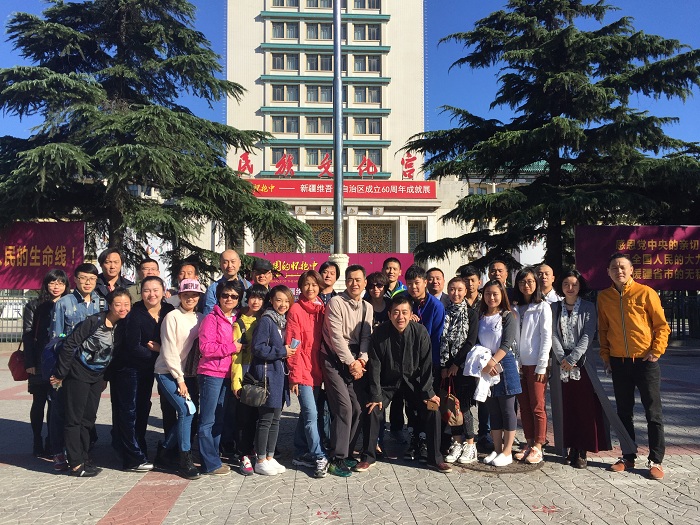 参观维吾尔自治区.jpg
