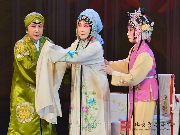 6《牡丹亭·离魂》张继青 饰 杜丽娘 王维艰 饰 杜 母 徐 华 饰 春 香.jpg